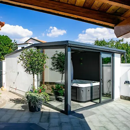 - Private Tennis Court, Sauna & Jacuzzi ヴィラ Krasica