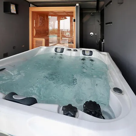 - Private Tennis Court, Sauna & Jacuzzi 빌라 *