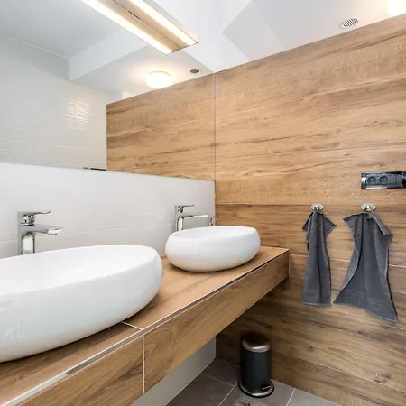 - Private Tennis Court, Sauna & Jacuzzi Villa