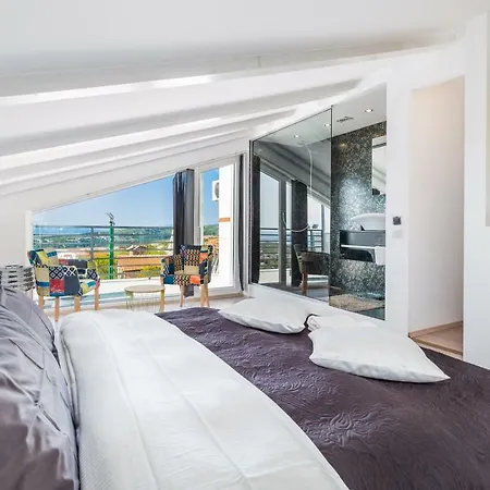 - Private Tennis Court, Sauna & Jacuzzi * Krasica
