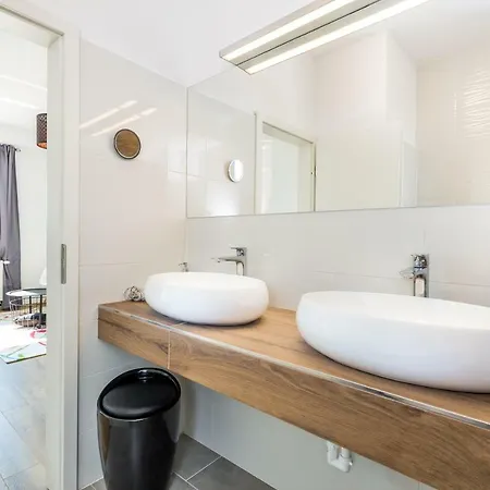 - Private Tennis Court, Sauna & Jacuzzi ヴィラ Krasica