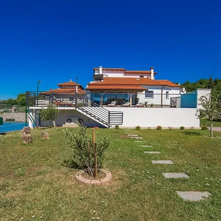 - Private Tennis Court, Sauna & Jacuzzi 빌라 *