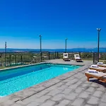 - Private Tennis Court, Sauna & Jacuzzi Krasica