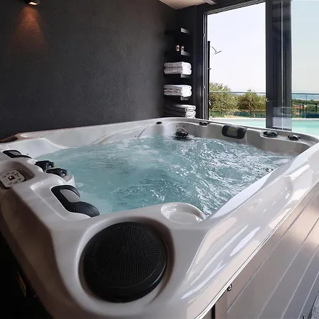 - Private Tennis Court, Sauna & Jacuzzi * Krasica (Primorje-Gorski Kotar)