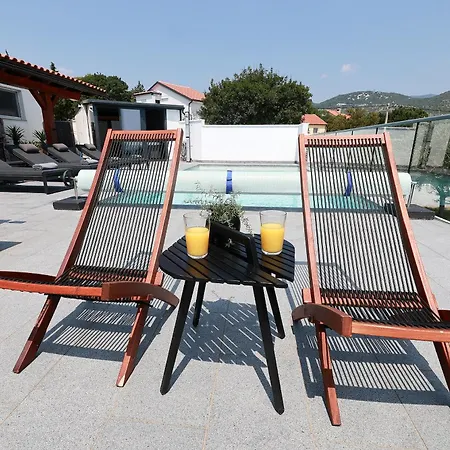 - Private Tennis Court, Sauna & Jacuzzi Vilă *