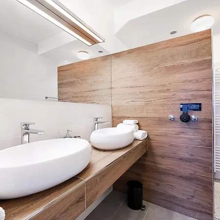 - Private Tennis Court, Sauna & Jacuzzi Krasica (Primorje-Gorski Kotar)