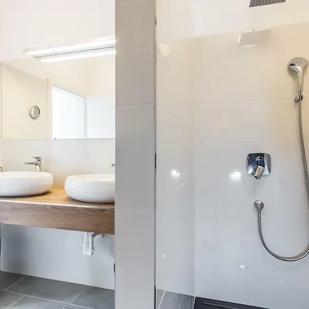 - Private Tennis Court, Sauna & Jacuzzi Krasica (Primorje-Gorski Kotar)
