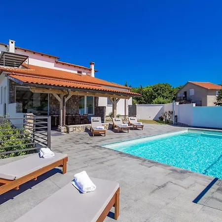 - Private Tennis Court, Sauna & Jacuzzi Villa *