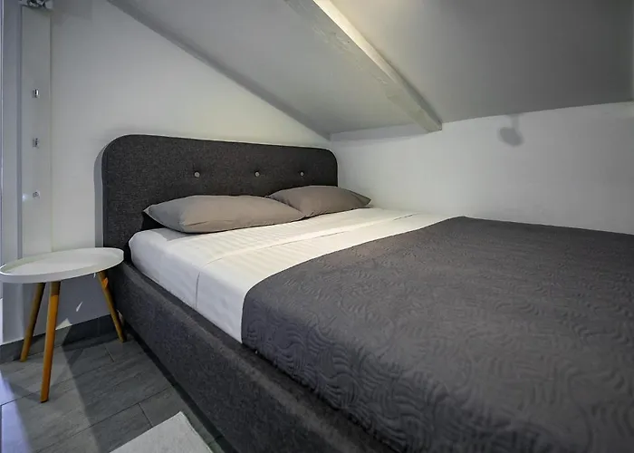 - Private Tennis Court, Sauna & Jacuzzi Vila *