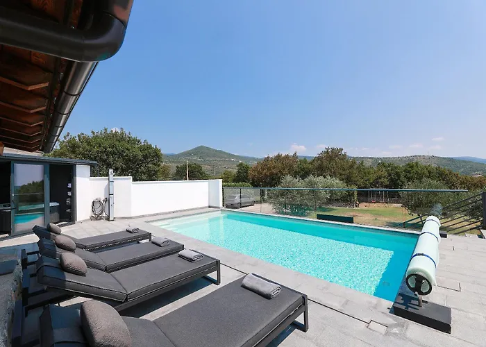 Vila - Private Tennis Court, Sauna & Jacuzzi *
