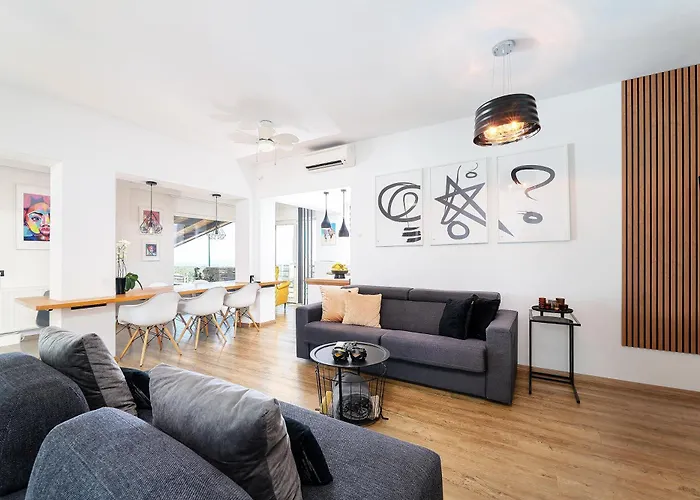 - Private Tennis Court, Sauna & Jacuzzi *