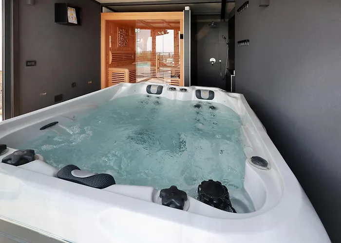 - Private Tennis Court, Sauna & Jacuzzi Vila *