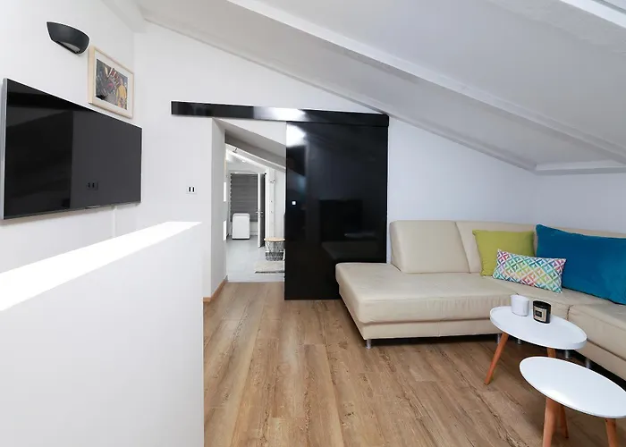 Villa - Private Tennis Court, Sauna & Jacuzzi *