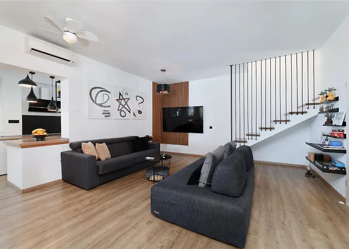 - Private Tennis Court, Sauna & Jacuzzi Vila