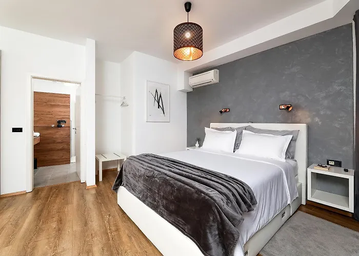 - Private Tennis Court, Sauna & Jacuzzi Villa *