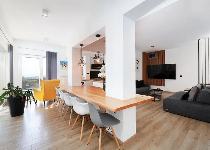 - Private Tennis Court, Sauna & Jacuzzi *