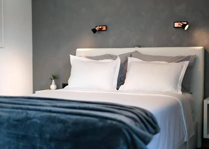 - Private Tennis Court, Sauna & Jacuzzi