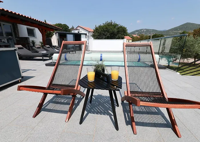 - Private Tennis Court, Sauna & Jacuzzi Vila *