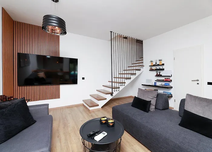 - Private Tennis Court, Sauna & Jacuzzi Vila