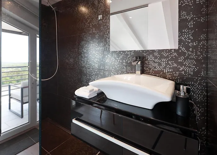 - Private Tennis Court, Sauna & Jacuzzi Villa Krasica (Primorje-Gorski Kotar)