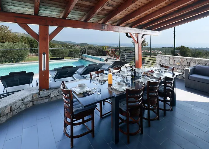 - Private Tennis Court, Sauna & Jacuzzi Vila