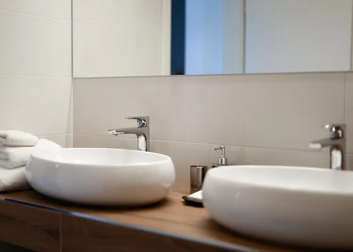 - Private Tennis Court, Sauna & Jacuzzi Villa *