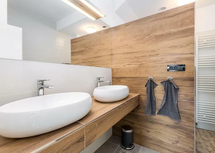 - Private Tennis Court, Sauna & Jacuzzi Vila