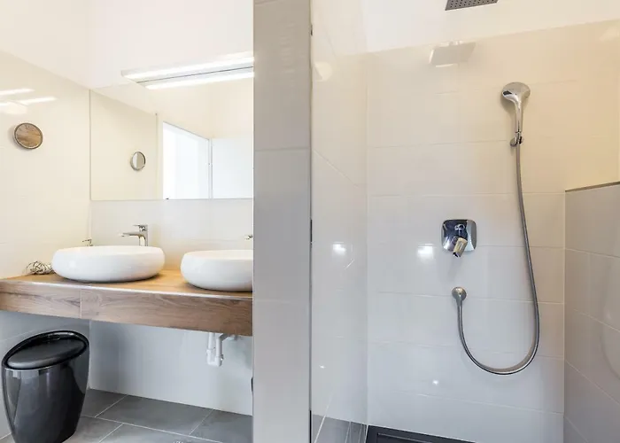 - Private Tennis Court, Sauna & Jacuzzi Krasica (Primorje-Gorski Kotar)