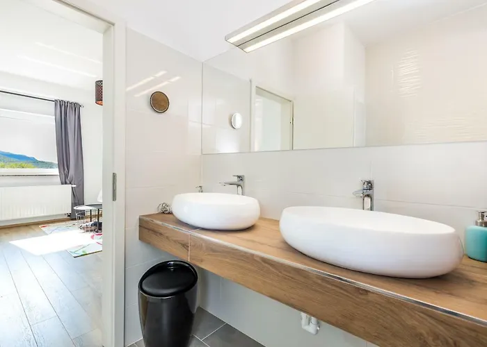 - Private Tennis Court, Sauna & Jacuzzi Villa Krasica (Primorje-Gorski Kotar)