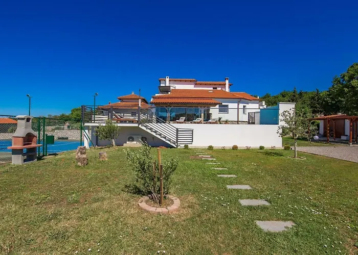 - Private Tennis Court, Sauna & Jacuzzi Vila *