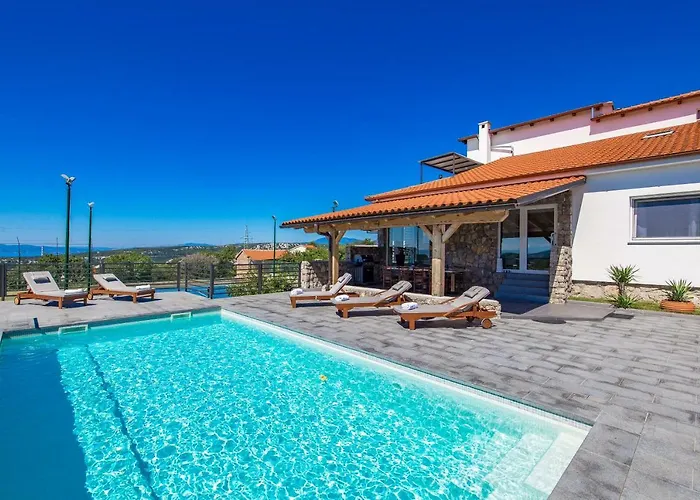 - Private Tennis Court, Sauna & Jacuzzi Vila *
