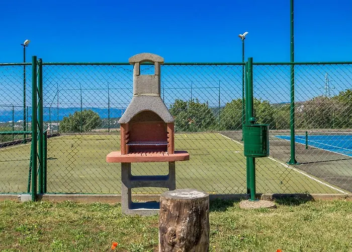 - Private Tennis Court, Sauna & Jacuzzi Vila *